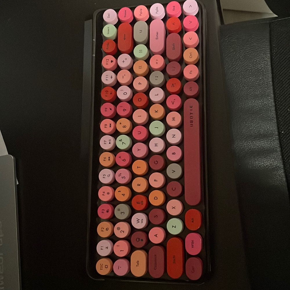 Potable bluetooth keyboard